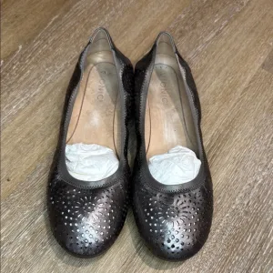 Vionic Size 9.5 Silver Flats with Perforated Design