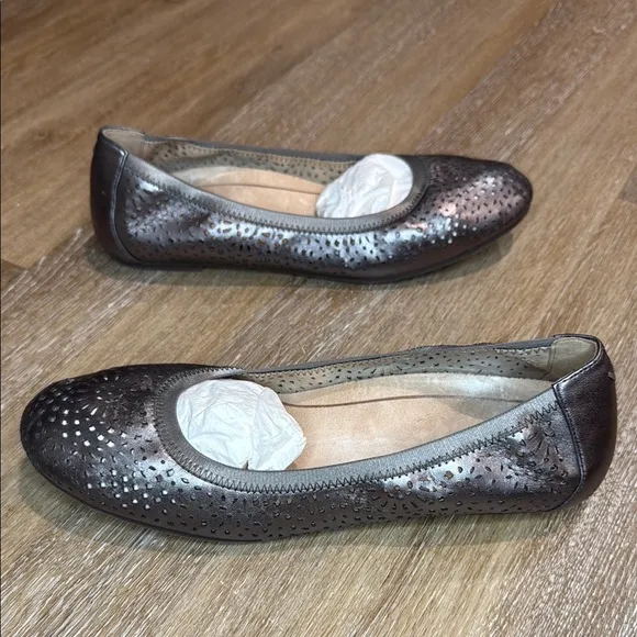 Vionic Size 9.5 Silver Flats with Perforated Design