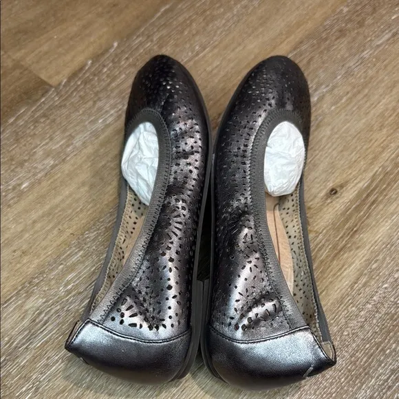 Vionic Size 9.5 Silver Flats with Perforated Design