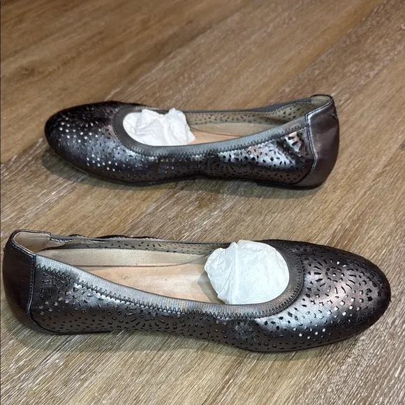 Vionic Size 9.5 Silver Flats with Perforated Design