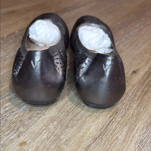 Vionic Size 9.5 Silver Flats with Perforated Design