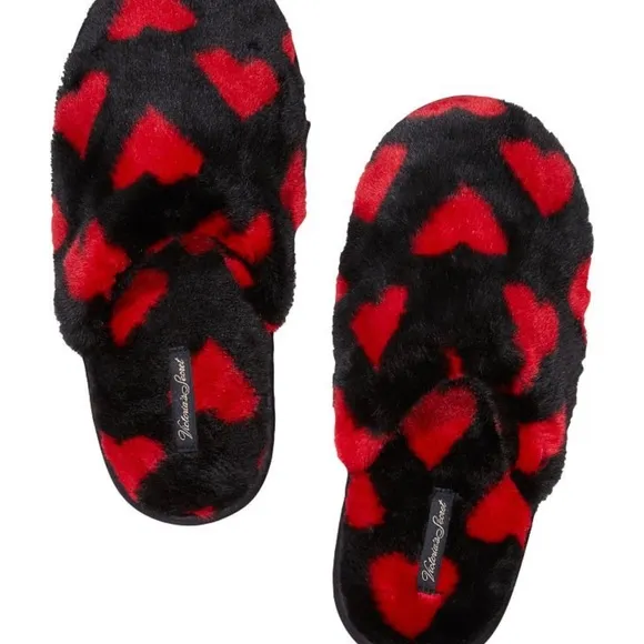 VS PLUSH RED &amp; BLACK HEARTS SLIPPERS &amp; pajama set