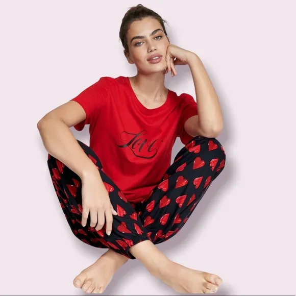VS PLUSH RED &amp; BLACK HEARTS SLIPPERS &amp; pajama set