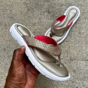 WMNS NIKE COMFORT THONG LIGHT PINK MAGENTA MEDIUM GREY WHITE FOOTBED