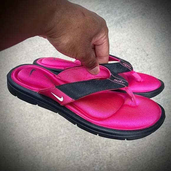 WMNS NIKE COMFORTSTHONGS PINKS BLACKS WHITES FOOTBEDS