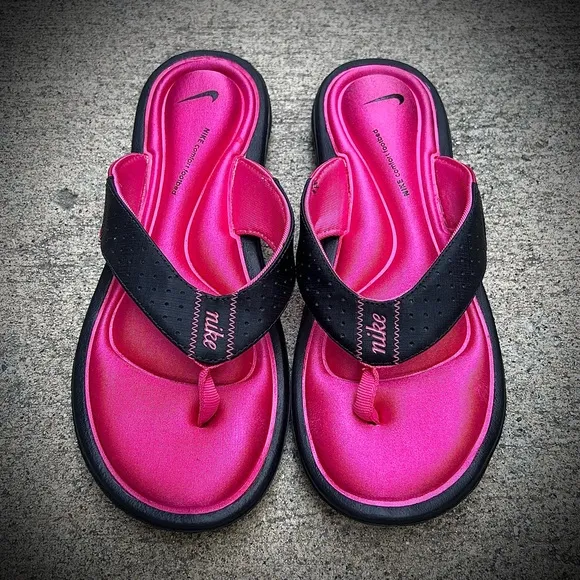 WMNS NIKE COMFORTSTHONGS PINKS BLACKS WHITES FOOTBEDS