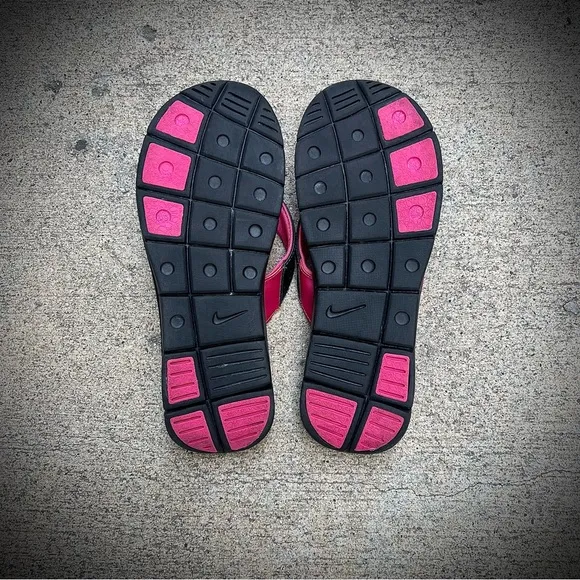 WMNS NIKE COMFORTSTHONGS PINKS BLACKS WHITES FOOTBEDS