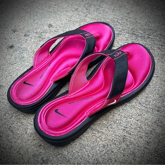 WMNS NIKE COMFORTSTHONGS PINKS BLACKS WHITES FOOTBEDS