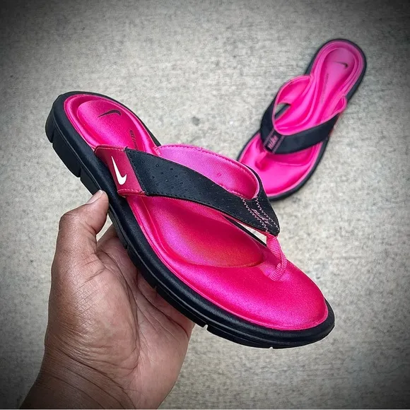 WMNS NIKE COMFORTSTHONGS PINKS BLACKS WHITES FOOTBEDS