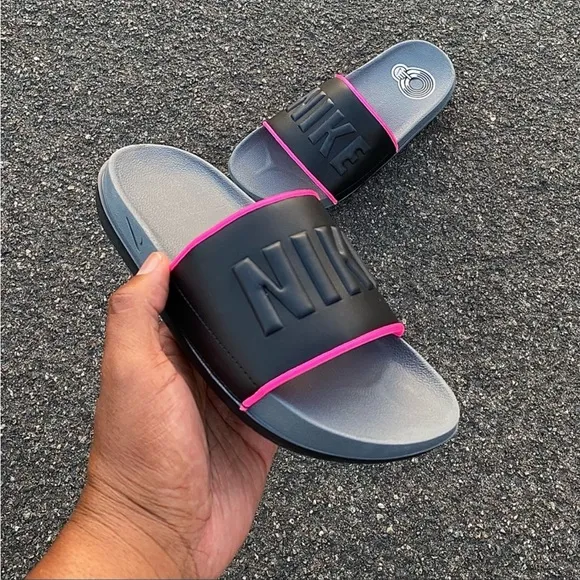 WMNS NIKE OFFCOURT SLIDE BLACK HOT PINK OFF COURT FLIP FLOP SANDAL SLIDES BLINK