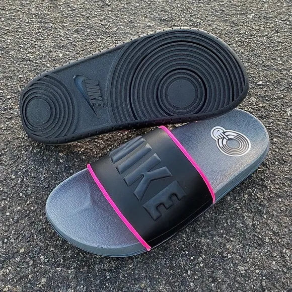 WMNS NIKE OFFCOURT SLIDE BLACK HOT PINK OFF COURT FLIP FLOP SANDAL SLIDES BLINK