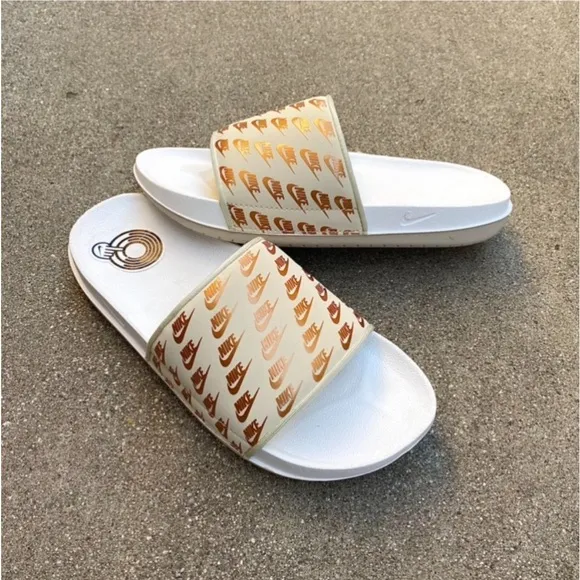 WMNS NIKE OFFCOURT SLIDE GOLD OFF COURT FLIP FLOP SANDAL SLIDECOPPER BEIGE