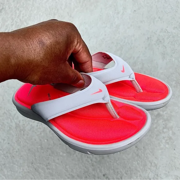 WMNS NIKE ULTRA COMFORTTHONG SANDAL GRAY GREY HOT PINK FOOTBEDS