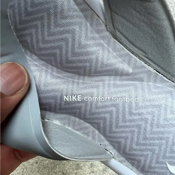 WMNS NIKE ULTRAS COMFORTSTHONGS LIGHT SILVER GREYS WHITES FOOTBEDS ZIGS ZAGS