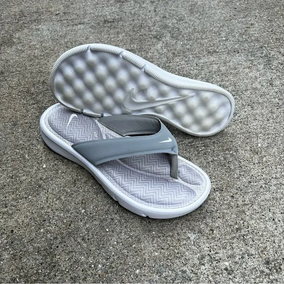 WMNS NIKE ULTRAS COMFORTSTHONGS LIGHT SILVER GREYS WHITES FOOTBEDS ZIGS ZAGS