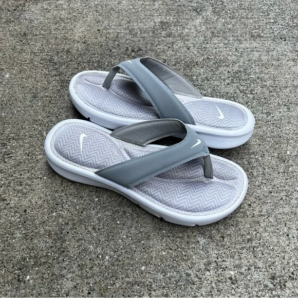 WMNS NIKE ULTRAS COMFORTSTHONGS LIGHT SILVER GREYS WHITES FOOTBEDS ZIGS ZAGS