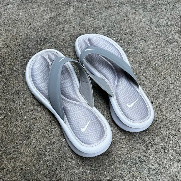 WMNS NIKE ULTRAS COMFORTSTHONGS LIGHT SILVER GREYS WHITES FOOTBEDS ZIGS ZAGS