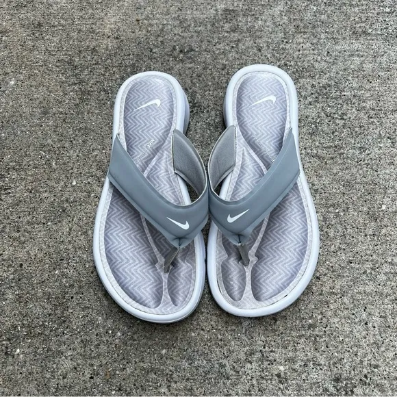 WMNS NIKE ULTRAS COMFORTSTHONGS LIGHT SILVER GREYS WHITES FOOTBEDS ZIGS ZAGS