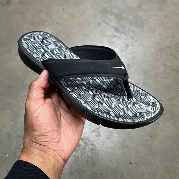 WMNS NIKE ULTRAS COMFORTSTHONGS TRIPLE BLACKS WHITES FOOTBEDS PRINT ZIGS ZAGS