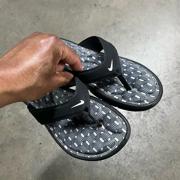 WMNS NIKE ULTRAS COMFORTSTHONGS TRIPLE BLACKS WHITES FOOTBEDS PRINT ZIGS ZAGS