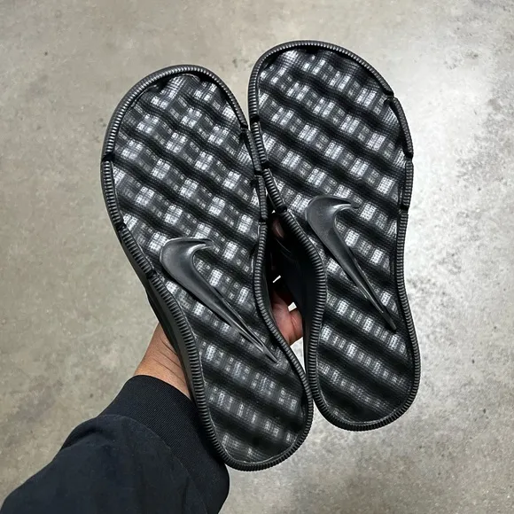 WMNS NIKE ULTRAS COMFORTSTHONGS TRIPLE BLACKS WHITES FOOTBEDS PRINT ZIGS ZAGS