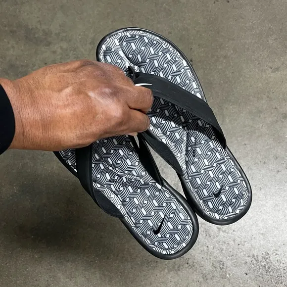 WMNS NIKE ULTRAS COMFORTSTHONGS TRIPLE BLACKS WHITES FOOTBEDS PRINT ZIGS ZAGS