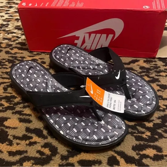 WMNS NIKE ULTRAS COMFORTSTHONGS TRIPLE BLACKS WHITES FOOTBEDS PRINT ZIGS ZAGS