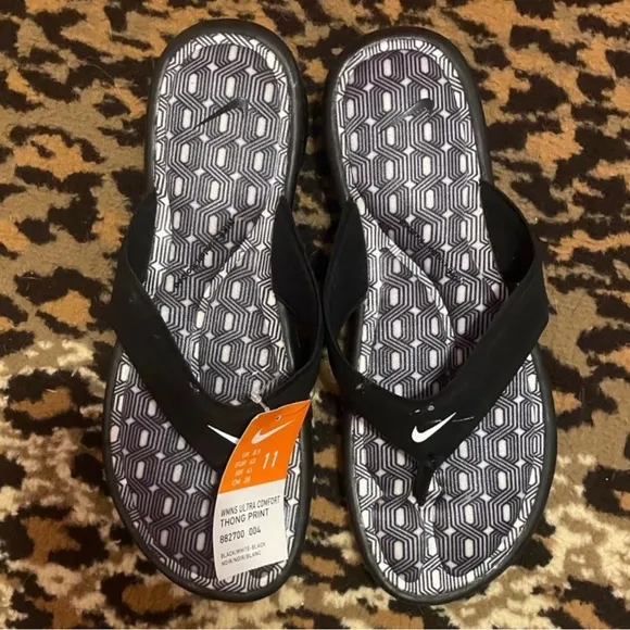 WMNS NIKE ULTRAS COMFORTSTHONGS TRIPLE BLACKS WHITES FOOTBEDS PRINT ZIGS ZAGS