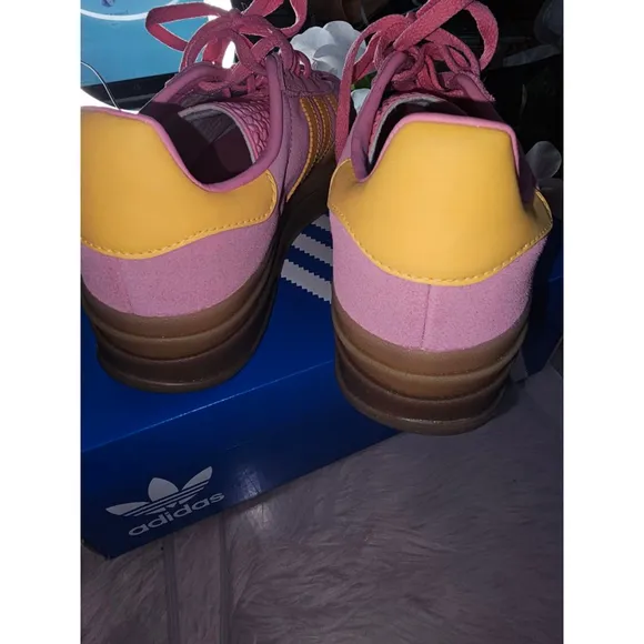 Women's Adidas Gazelle Sneakers Size 8 Pink and Yellow