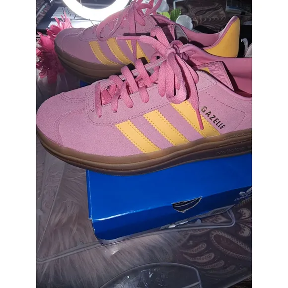 Women's Adidas Gazelle Sneakers Size 8 Pink and Yellow
