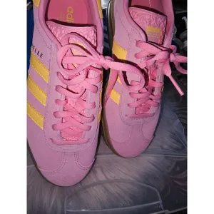 Women's Adidas Gazelle Sneakers Size 8 Pink and Yellow