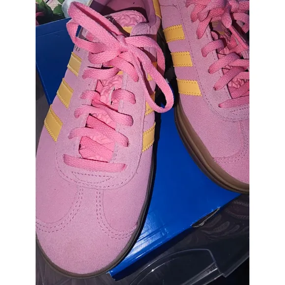 Women's Adidas Gazelle Sneakers Size 8 Pink and Yellow