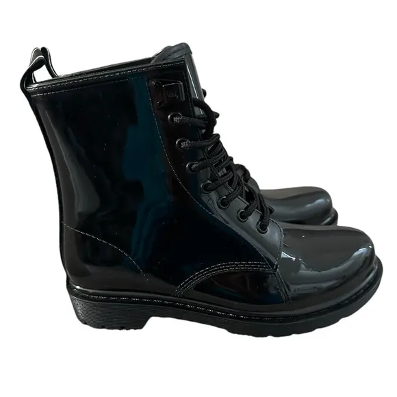 Women’s Michael Kors Black Patent Leather Boots w / Logo Backstrap, Size 7.