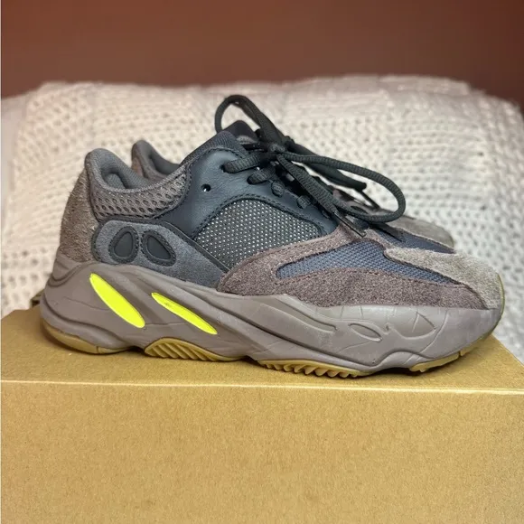 Yeezys boost 700 Mauve - Yeezy Kids Shoes - Gray and Brown