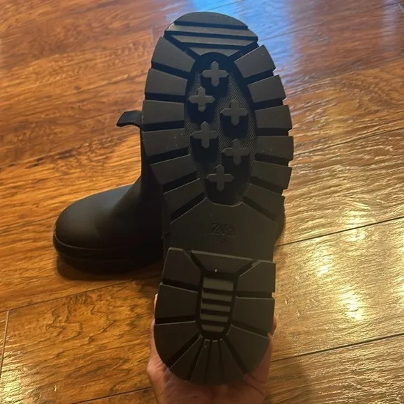 ZARA CHELSEA BOOTS WITH TRACK LUG SOLE NWT