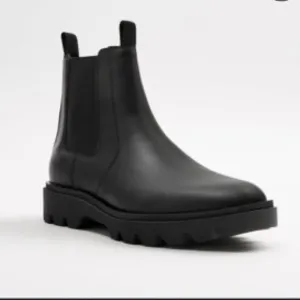 ZARA CHELSEA BOOTS WITH TRACK LUG SOLE NWT